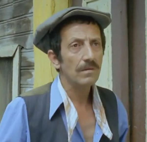 25. Necdet Yakn  Sakar akir'de bir uval unu srtlayp gtren kahveci.