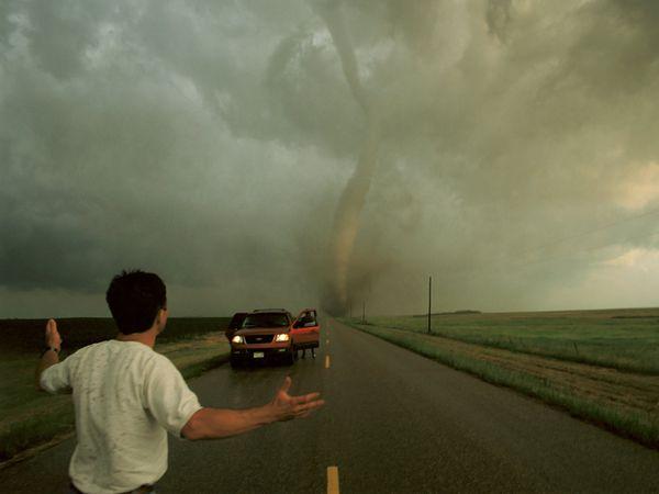 Bir rzgar tr olan hortum bulutlardan yere kadar uzanan ve ykc gc olan bir doa felaketi olarak bilinir. Uzaktan grldnde dondurma klahna benzer. Sklkla Kuzey Amerika'da grlmekle birlikte ufak apl olanlarna stanbul'da bile rastlanabiliyor. te grenleri dehete dren hortum fotoraflar..