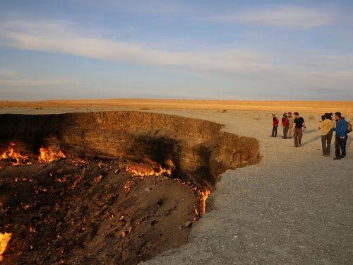 Vanuatu'daki aktif bir volkann azndan ieri inen 4 macerac, hayatlarn tehlikeye atarak lavlarn esiz grntlerini elde etti.