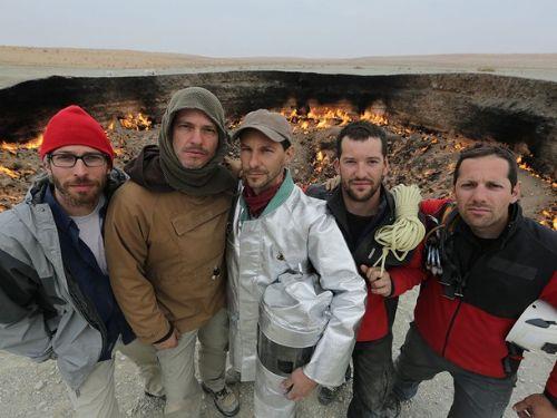 Gney Pasifik'teki Vanuatu Cumhuriyeti'nde yer alan Marum Krateri'ne giden 4 macerac, dnyann en tehlikeli ve girilmez blgelerinden birisi olarak gsterilen bu volkana girerek adeta lme meydan okudular. Gnmzde Ay yzeyini bile tehlikeli Marum Krateri'nden daha fazla insan ziyaret etmi durumda.