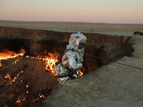 Video paylam sitelerine yklenen inanlmaz grntlerde, ekibin volkann yaknna helikopterle yaklat, kraterin iine doru son derece riskli bir ini yaptklar ve yzlerce derece scaklktaki lavlara yaklatklar grlyor.