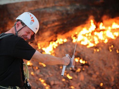 Srad yaam tarz aktiviteleri ve tecrbeleri sunan ABD merkezli Xola irketinden Sam Cossman, Kanadal kaif ve televizyoncu George Kourounis, macera yapmlarnn nl isimleri Geoff Mackely ile Brad Ambrose, aktif bir volkana en fazla yaklaabilen isimler oldu.