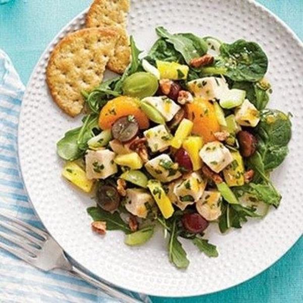 En salkls tahl, yasz protein kombinasyonudur. Tavuk, meyve ve salata iyi bir seim olabilir