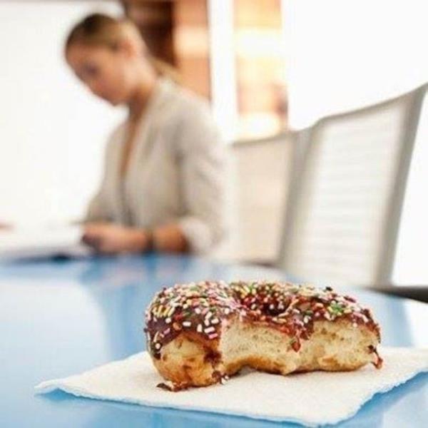 Kan ekerinizi hzla ykselten karbonhidratlardan uzak durun. Kan ekerinizin gn iinde ani ini klar, yorgunlua neden olur.