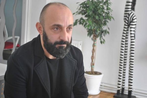 "Yllardr sahnelerdeyim. Bilindii gibi Halit Ergen de mzisyen.