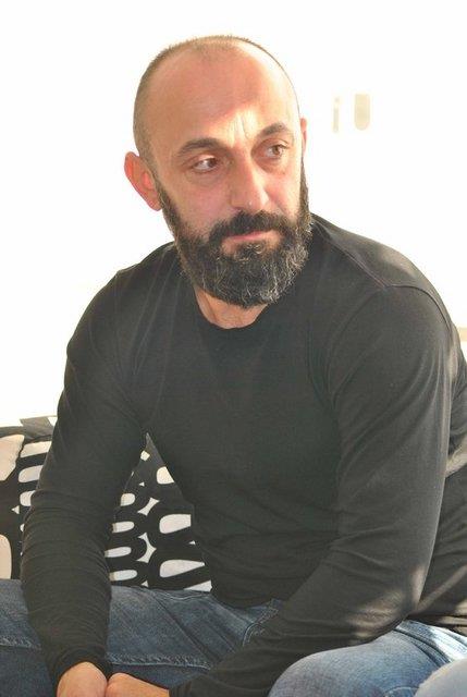 Oynad birok baarl rol ile gerek lkemizde gerekse birok yabanc lkede geni hayran kitlesi bulunan usta oyuncu Halit Ergen?in bire bir benzeri grenleri hayrete dryor