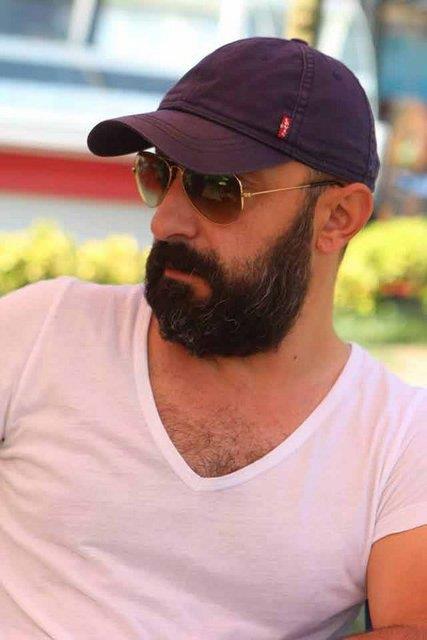 Geenlerde 3 otobs turist arabadan indi benimle fotoraf ektirmek iin. Halit Ergen deilim diyorum glyorlar inanmyorlar."