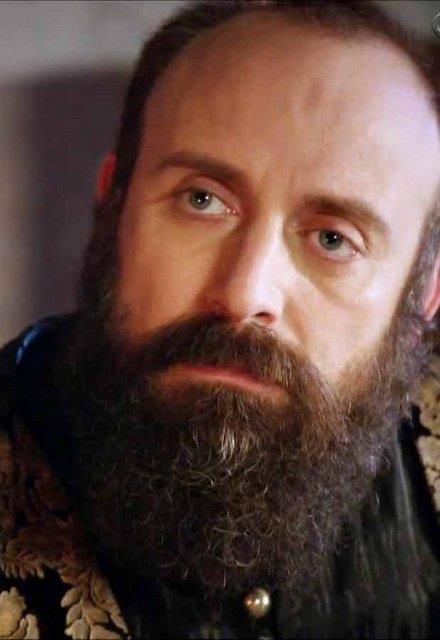 Birok alanda beste ve sz yazyorum Ergen setlerin bende sahnelerin padiahym." dedi