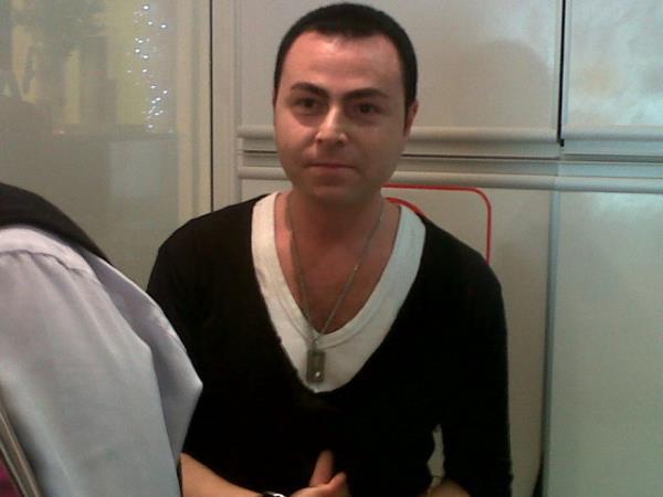 Fotoraftaki kii nl tasarmc kuafr Orhan Bademli'nin yannda alan bir kuafr