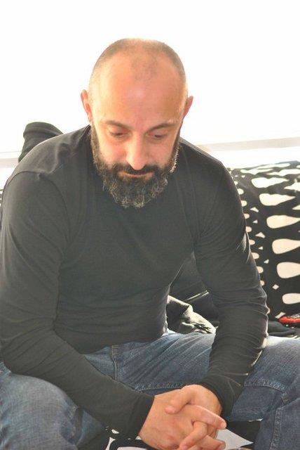 Medyadoktoru?nun haberine gre 17 yandan beri sz yazarl ve mzisyenlii ile tannan Halim Erdoan yolda yryemez hale geldiini belirterek...