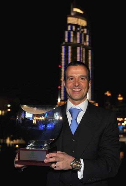 ngiliz Mail On Sunday Gazetesi, gece kulb iletirken menajerlie soyunan 48 yandaki Mendes'in arac olduu anlamalarn toplamn hesaplad ve onu "Sper Menajer" ilan etti.