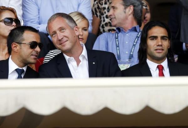 18 yllk kariyeri boyunca 1 milyar 68 milyon 370 bin 548 sterlinlik (3.76 milyar TL) transferde imzas bulunan Mendes'in zellikle Jose Mourinho ve Cristiano Ronaldo ile ok yakn olduu biliniyor.