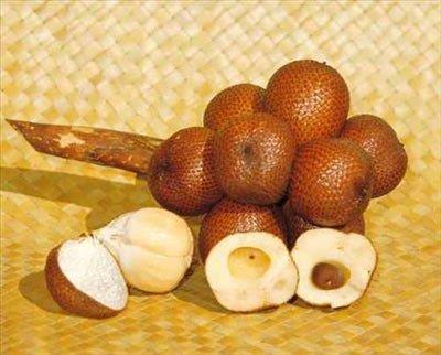 <b>Salak- Ylan Meyvesi:</b> Ylan meyvesi olarak da bilinen salak, Endonezya'ya has bir palmiye trnden gelir. Palmiyenin alt ksmlarnda meyve verir. smini krmzms kahverengi pullu kabuundan alr. Kabuu abuk soyulur. inde 3 ayr blm bulunur. Her bir blgede bir ekirdek bulunur ve ekirdekler yenmez. Hafif asitli ama tatl bir meyvedir.