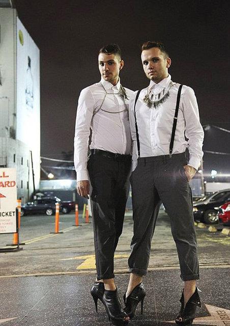 Topuklu ayakkablar ilk olarak 1600 l yllarda erkekler tarafndan giyilmitir. Daha sonra kadnlar daha erkeksi grnmek iin giymeye balamlardr.