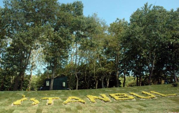 <p><b>Gezi Park ald</b></p>  stanbul Valisi Hseyin Avni Mutlu ile stanbul Bykehir Belediye Bakan Kadir Topba Gezi Park'na gelerek incelemeler bulunarak gezi parkn at.