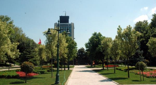 <p><b>Gezi Park ald</b></p>  stanbul Valisi Hseyin Avni Mutlu ile stanbul Bykehir Belediye Bakan Kadir Topba Gezi Park'na gelerek incelemeler bulunarak gezi parkn at.
