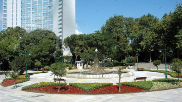<p><b>Gezi Park ald</b></p>  stanbul Valisi Hseyin Avni Mutlu ile stanbul Bykehir Belediye Bakan Kadir Topba Gezi Park'na gelerek incelemeler bulunarak gezi parkn at.