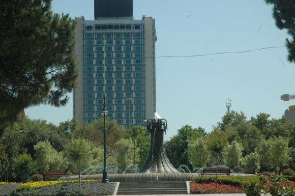 <p><b>Gezi Park ald</b></p>  stanbul Valisi Hseyin Avni Mutlu ile stanbul Bykehir Belediye Bakan Kadir Topba Gezi Park'na gelerek incelemeler bulunarak gezi parkn at.