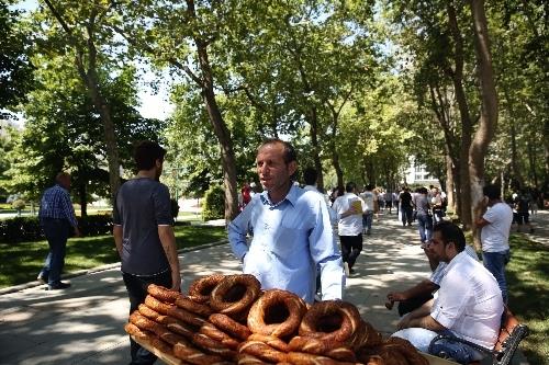 <p><b>Gezi Park ald</b></p>  stanbul Valisi Hseyin Avni Mutlu ile stanbul Bykehir Belediye Bakan Kadir Topba Gezi Park'na gelerek incelemeler bulunarak gezi parkn at.