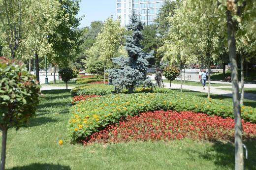 <p><b>Gezi Park ald</b></p>  stanbul Valisi Hseyin Avni Mutlu ile stanbul Bykehir Belediye Bakan Kadir Topba Gezi Park'na gelerek incelemeler bulunarak gezi parkn at.