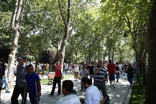<p><b>Gezi Park ald</b></p>  stanbul Valisi Hseyin Avni Mutlu ile stanbul Bykehir Belediye Bakan Kadir Topba Gezi Park'na gelerek incelemeler bulunarak gezi parkn at.