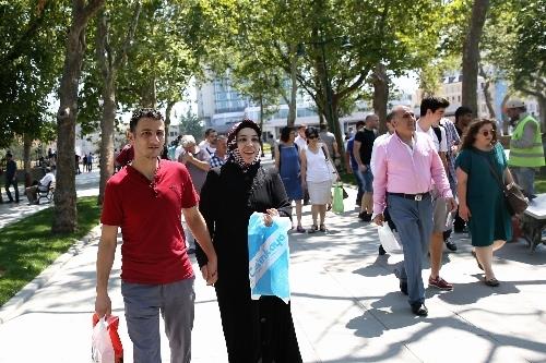 <p><b>Gezi Park ald</b></p>  stanbul Valisi Hseyin Avni Mutlu ile stanbul Bykehir Belediye Bakan Kadir Topba Gezi Park'na gelerek incelemeler bulunarak gezi parkn at.