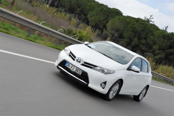 Toyota, Corolla'y 49 bin 950, Auris'i de 47 bin 450 liradan balayan fiyatlardan sata sunarken mteriler yzde 0,99 faizli kredi imkanlarndan yararlandrlyor.