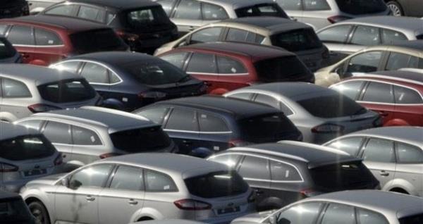 AA muhabirinin, Trk otomobil pazarnda faaliyet gsteren baz yerli ve yabanc firmalarn kampanyalarndan derledii bilgilere gre, dviz kurlarndaki art ve yeni TV oranlarnn fiyatlara yanstlmasnn ardndan i pazarda zor gnler geiren irketler, yln son eyreine girilirken sat hedeflerini yakalayabilmek amacyla yine kampanyalara sarld.