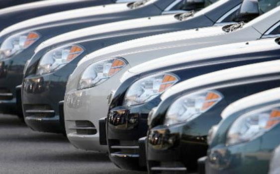 Dviz kurlar ve zel Tketim Vergisindeki (TV) artlar nedeniyle geen ylki sat rakamlarn yakalayamayan, ocak-austos dneminde de otomobil ve hafif ticari ara pazarnn yzde 21,49'unu kaybeden otomotiv firmalar, yl sonu hedeflerini tutturabilmek iin umutlarn senenin son eyreinde yapacaklar satlara balad.