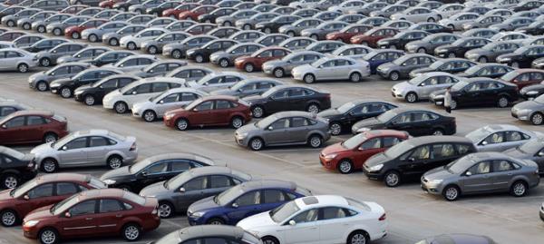 Eyll aynda, 2014 itibaryla zamlanan otomobillerin fiyatlarn daha makul seviyelere ekmek ve deme koullarn cazip hale getirmek iin ura veren firmalar, "399 liradan balayan taksit", "5 bin liraya varan indirim", "4 yla kadar vade", "20 aya kadar sfr faiz", "2 bin liraya varan nakit alm indirimi", "bin 500 liraya varan takas indirimi" ve "kredi tutar ve vade gzetmeksizin sabit faiz" gibi frsatlar sunuyor.