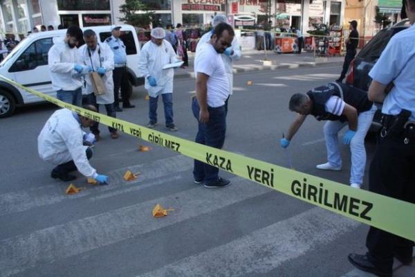 Taraflardan 2 kiinin de yaraland olayda 3 ruhsatsz tabanca, olay yerinde de 7.5 ve 9 mm apnda 26 adet bo kovan bulundu.