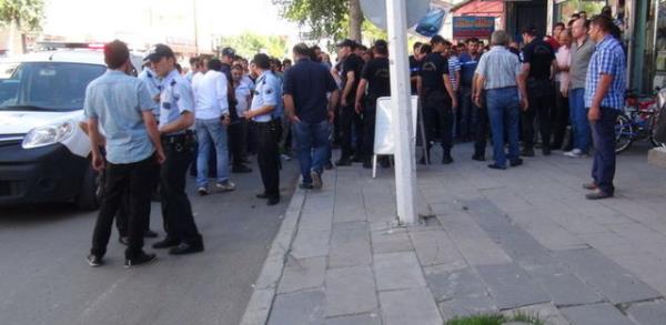 Kars'ta yaanan olayda, Naci Ylmaz (50) eiyle birlikte ocuklarnn okul alveriini yapt krtasiyede boazna isabet eden kurunla hayatn kaybetti.