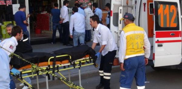 Ayrca 2 ailenin yakn tarihte kavga ettii ve 2 kiinin bakla yaraland bu olayla ilgili gzaltna alnan 5 kiinin karldklar adli mercilerle serbest brakldklar renildi.