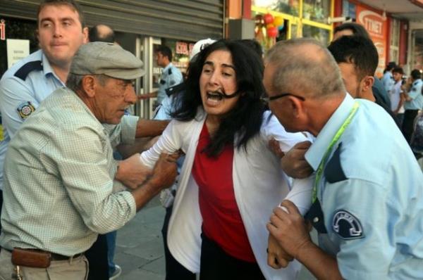 Ylmaz'n kz ocuklarndan birinin kolundan hafif yaraland olay annda Naci Ylmaz?n ei sinir krizleri geirdi. Talihsiz kadn ve ocuklar ambulans ile Kars Devlet Hastanesi'ne kaldrld.