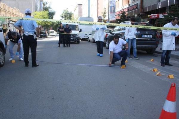 Bugn ise ayn cadde ve i yeri nnde karlaan taraflar arasnda silahl kavga yaand. Bu srada iyerine kz ocuklaryla birlikte alverie gelmi olan Naci Ylmaz, boazna isabet eden kurunla olay yerinde hayatn kaybetti.