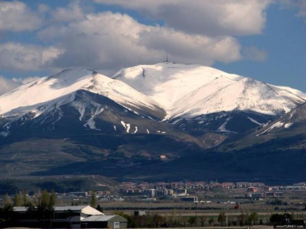 <br><b>Erzurum - Palandken</b></br>  Bu kayak merkezi Erzurum'un gneyinde yer alr ve dou-bat ynnde uzanr.