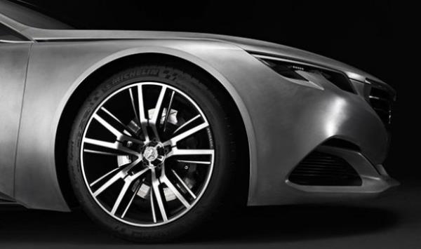 Yeniliki bir kinematie sahip olan bagaj kapa, zemin altna  yerletirilen yeniliki akl kaykay HYbrid-kick'e eriim salyor.