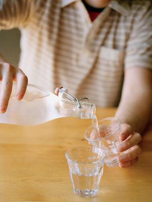 SU: Peygamberimizin ieceklerden en ok sevdii ise, souk ve tatl olan idi. Peygamberimiz -sallllhu aleyhi ve sellem- zellikle yolculuklar srasnda ashbna su dattrrd. Bir yolculuu srasnda Efendimiz bir yerde durmu ve yanndakilerden su istemi, elini ve yzn ykadktan sonra, sudan imi ve yanndaki sahabelerine de: