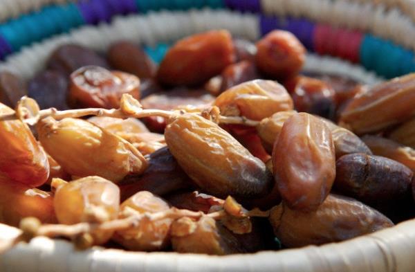 HURMA Raslullah -sallllhu aleyhi ve sellem- Efendimiz, kendisine tatl veya koku ikram edildiinde geri evirmezlerdi. Neb -sallllhu aleyhi ve sellem- hurmay ok sever, tek adetle yer ve ekirdeini ba ve orta parmaklaryla tutar ve karrd. Yine ya hurmayla acuru birlikte yedikleri olurdu: &#8220;&#8211; Kim her sabah ya hurmadan a karnna yedi tane yerse, o gn ona zehir yahut sihir zarar vermez.&#8221; buyurmulardr. Efendimiz -sallllhu aleyhi ve sellem- hurmann yana da, kurusuna da bereketli olmas iin du etmitir. Hurmann yan kurusuyla yemek de snnettir.