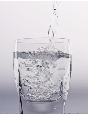 &#8220;&#8211; Siz de yznze, boynunuza bir miktarn dkn.&#8221; buyurmutur. Raslullh -sallllhu aleyhi ve sellem- su itikten sonra yle du etmitir: &#8220;Rahmetiyle suyu tatl olarak yaratan, ac ve tuzlu yaratmayan Allah&#8217;a hamd olsun.&#8221;