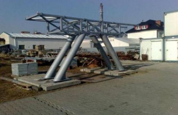 Plaj kulbelerinden sonra srailli yazar Etgar Keret'in Polonya'nn bakenti Varova'da iki apartman arasnda ina edilen evinin fotoraflar da basnla paylald.