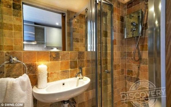 Donanml bir mutfak, veranda, televizyon, DVD ve bir yatak odas.