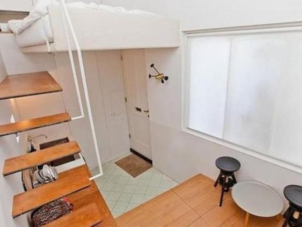 Ev o kadar kk ki tuvaleti ve du kabini i ie, yerde dolap grevi gren ekmecelerin zerinde yastk ve taburelerden oluan oturma dzeni var. Buras evin hem yemek hem de oturma odas...