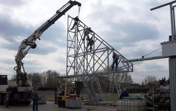 Mimar Jacub Szczeny, tarafndan iki apartman arasnda 120 santimetrelik bolua ina edilen bina kentlerde boluklarn kullanmna dikkat ekmek iin tasarlad.