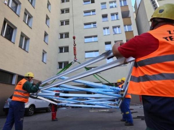 Sadece bir kiinin yaayabilecei binada tek kiilik yatak, kk bir mutfak ve banyo bulunuyor. Yemek masas ise iki kiilik