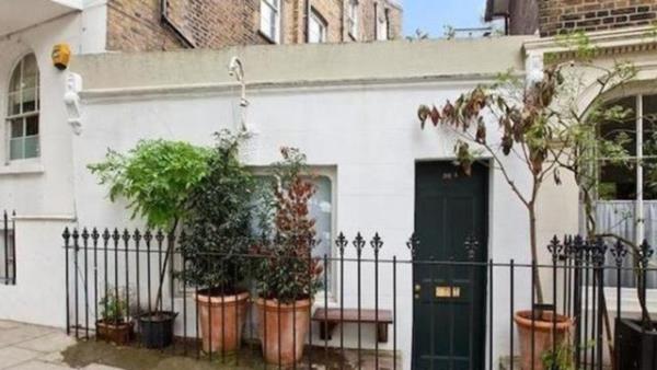 Kapdan girer girmez sa kolda mutfak balyor. Mutfak bir frn, ocak, evye, bulak ve amar makinelerinin sd tezghtan ibaret. Tezgha bitiik olan birka basamakla ise yukardaki yatak odasna, daha dorusu "yataa" klyor