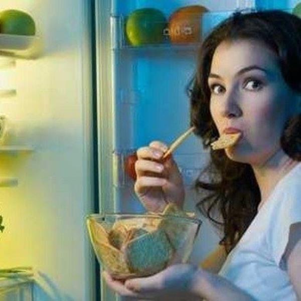 Yatmadan nce yemek yemeyin, gece ge saatte de yemekten uzak durun. Gece yatmadan en az 3 saat nce yemekle ilikiniz bitmi olmaldr.