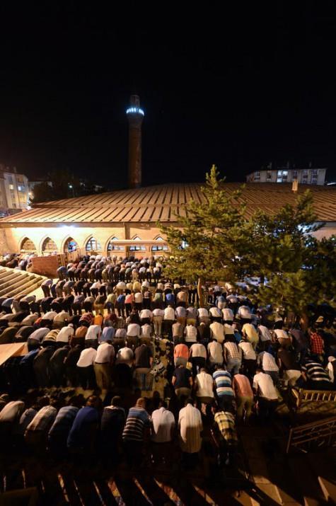 Gaziantep'in Nizip ilesindeki adr ve konteyner kentte yaamlarn srdren Suriyeliler, ilk teravih namaz iin her iki kampta kurulan adr mescitlere ve camiye akn etti. ocuk ve yallarn aralarnda bulunduu birok Suriyeli, kendileri iin oluturulan alanda namazlarn kld.