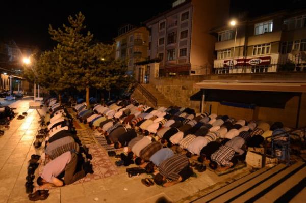 anlurfa'nn Akakale ilesindeki yaklak 30 bin Suriyelinin kald adr kentte de teravih namaz cokuyla klnd.  Sleyman ah Konaklama Tesisleri'ne yerletirilen Suriyeli kadn ve erkekler, 20 mescitte okunan ezann ardndan Suriyeli imamlar eliinde teravih namazn kld.