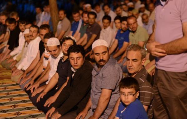 Kahramanmara'ta kurulan adr kentte yaayan Suriyeli misafirler, ilk teravih namazn adr kentteki camilerde kld. Yats ezanyla ok sayda kadn ve erkek, adr camilerde kendileri iin ayrlan blmlerde ibadet etti.